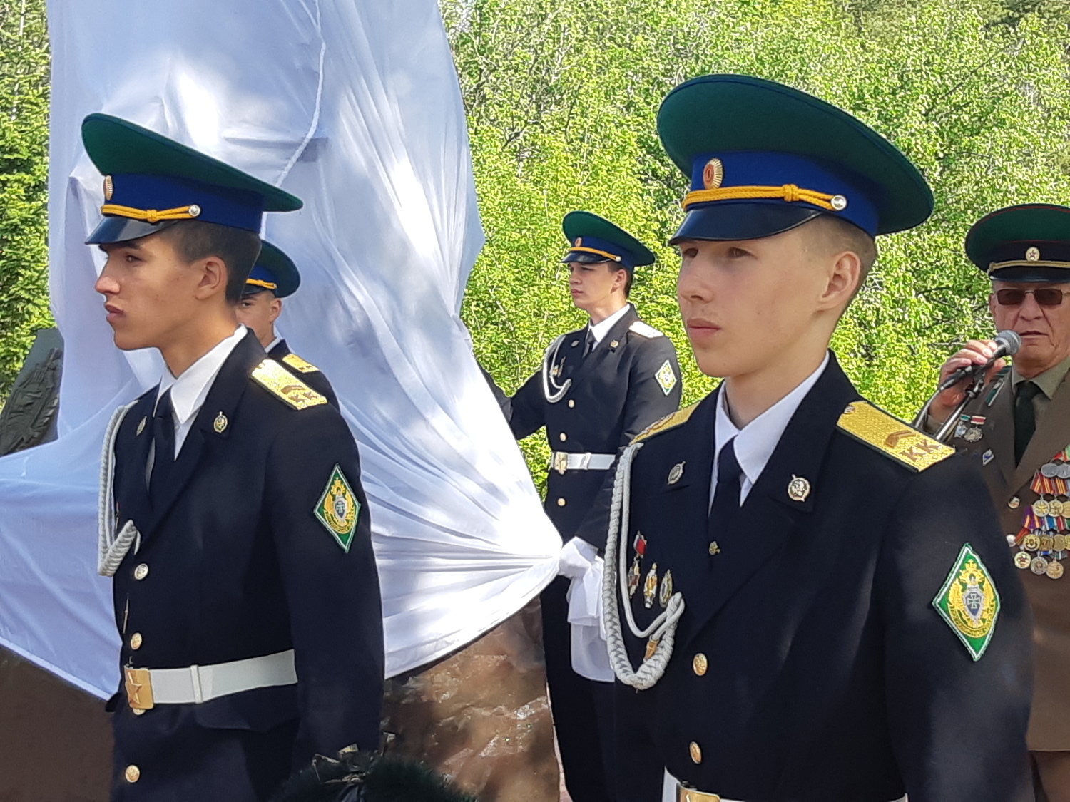 Парадная форма офицеров пограничников ФСБ